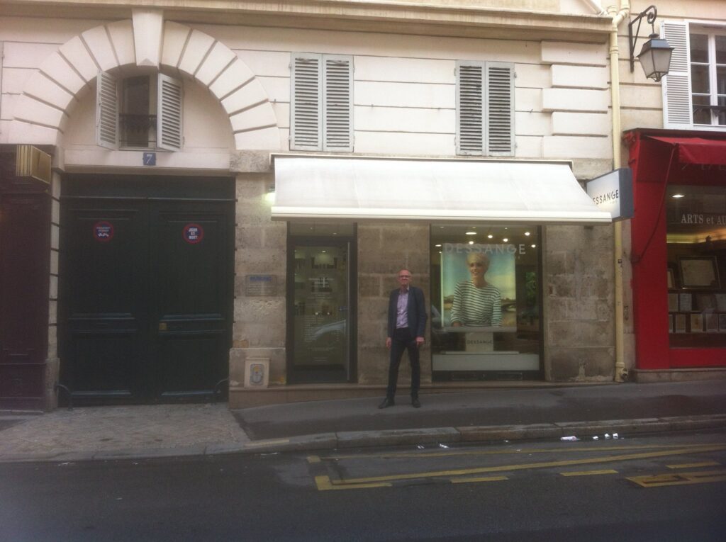 Bild av Bertil framför 7 Rue de l'Odeon i Paris